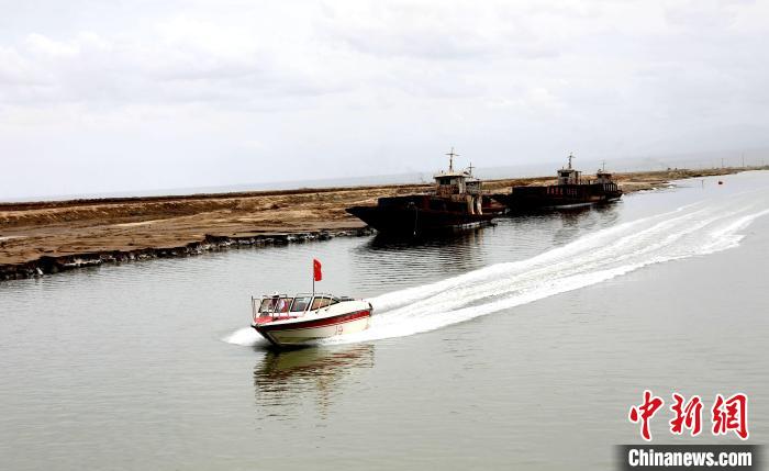 圖為茶卡鹽湖?！⊙Φ?攝