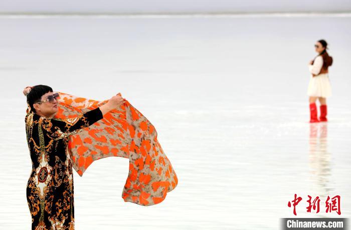 圖為游客在茶卡鹽湖拍照?！⊙Φ?攝