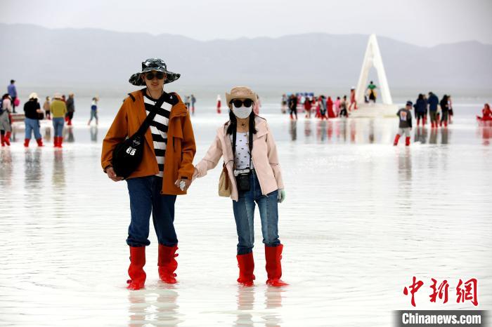 圖為游客在茶卡鹽湖之中。　薛蒂 攝