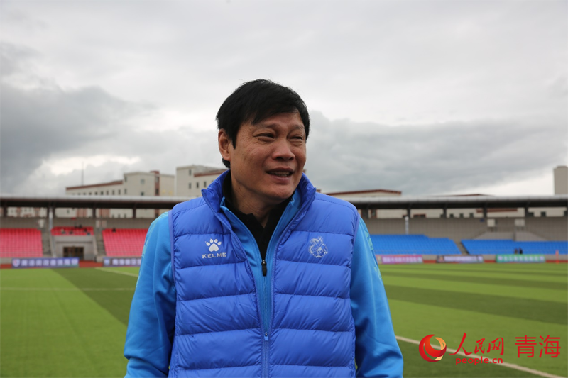 中場休息時與球員交流的范志毅。人民網(wǎng) 馬可欣攝