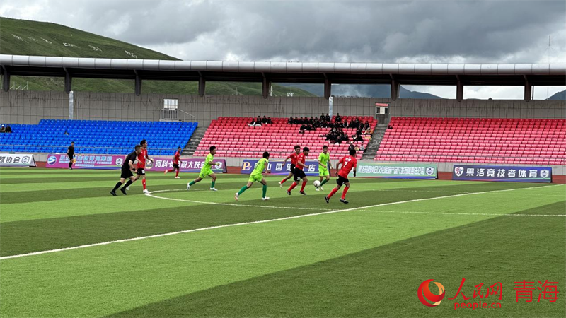 “州超”球員正在拼搶。人民網(wǎng) 劉沛然攝