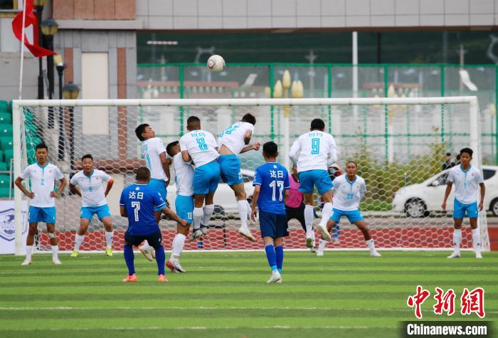 海拔4100米“果超”聯(lián)賽以球會(huì)友激情開(kāi)賽