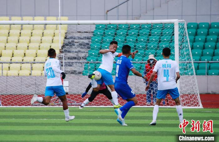 圖為班瑪隊(duì)(白)與達(dá)日隊(duì)在球場(chǎng)進(jìn)行比拼?！●R銘言 攝