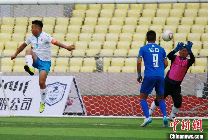 圖為班瑪隊(duì)(白)與達(dá)日隊(duì)在球場(chǎng)進(jìn)行比拼?！●R銘言 攝