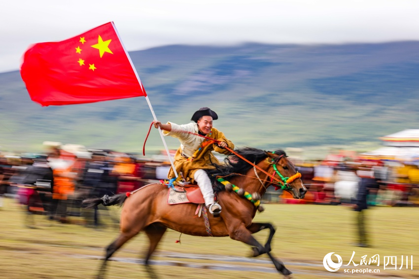 馬術(shù)表演現(xiàn)場。洛絨尼瑪攝