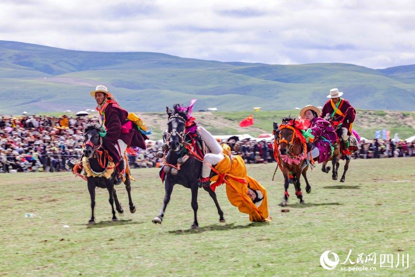 馬術(shù)表演現(xiàn)場。洛絨尼瑪攝