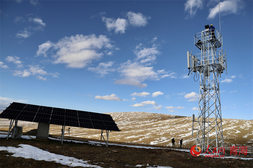 玉樹州曲麻萊縣黃河源流域約古宗列曲拍攝的中國移動(dòng)5G基站。人民網(wǎng) 陳明菊攝