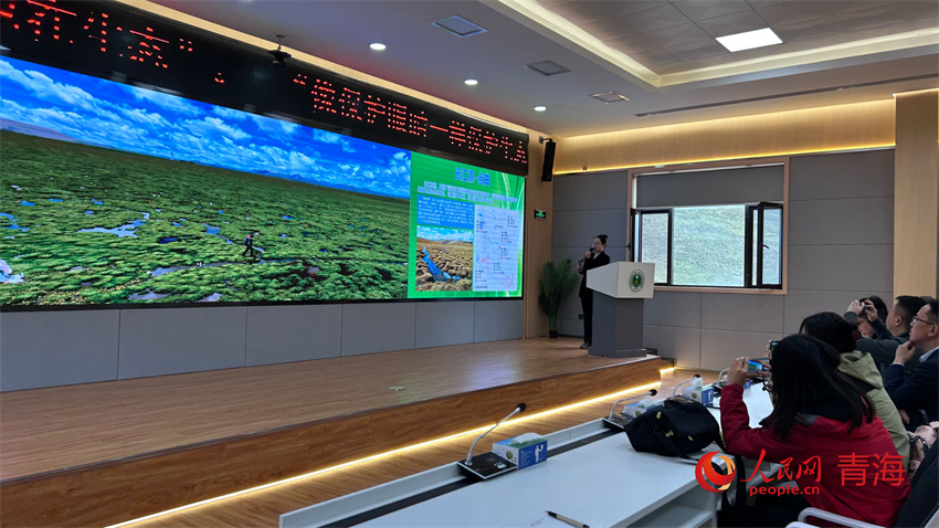 講解員通過“江源之窗”介紹玉樹生態(tài)保護情況。人民網(wǎng) 陳明菊攝