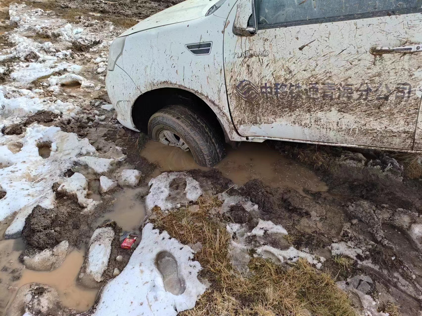 冰天雪地，泥濘路滑。祁海峰攝。