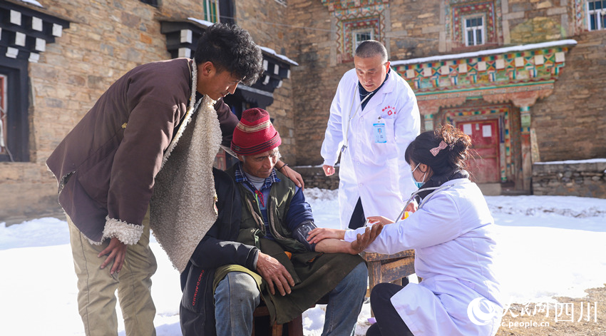 幫扶醫(yī)療小分隊(duì)成員為村民義診。劉學(xué)懿攝