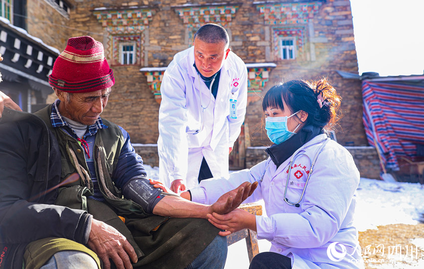 幫扶醫(yī)療小分隊(duì)成員為村民義診。劉學(xué)懿攝