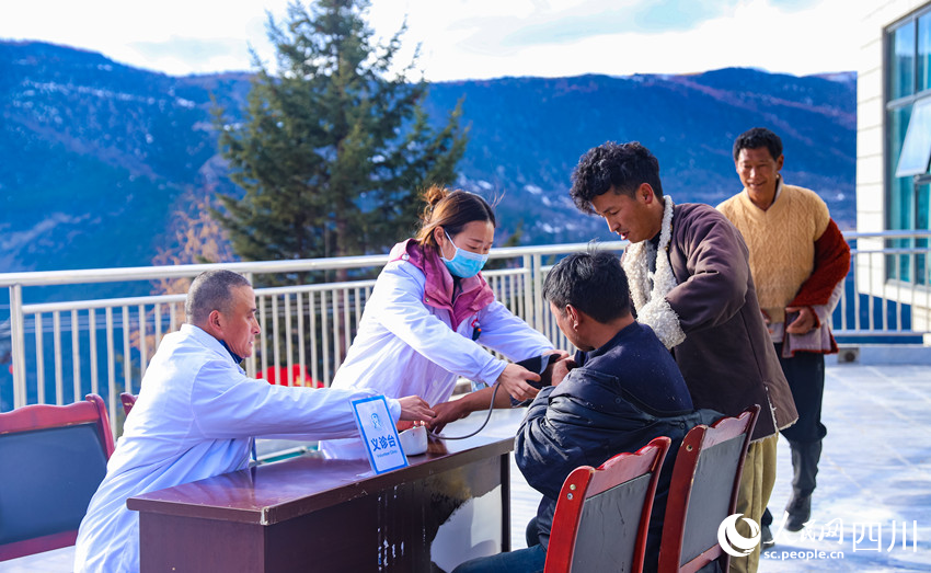 幫扶醫(yī)療小分隊(duì)成員為村民義診。劉學(xué)懿攝