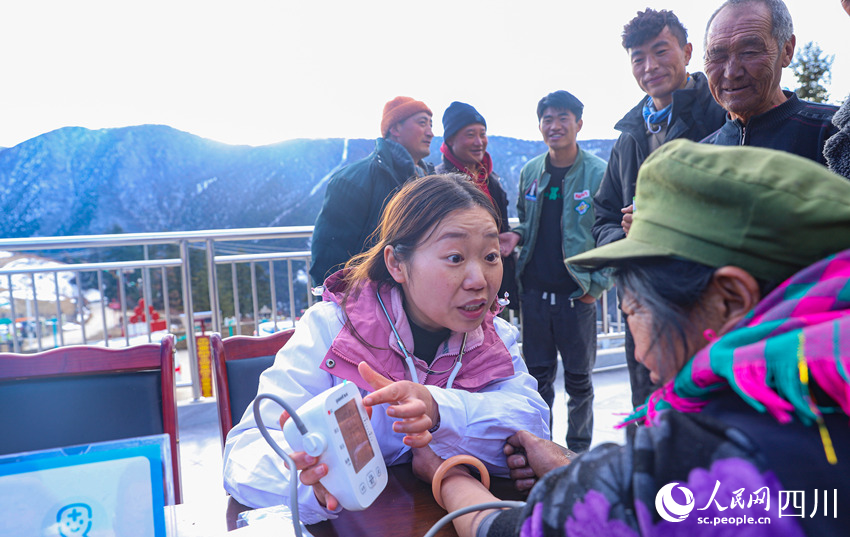 幫扶醫(yī)療小分隊(duì)成員為村民義診。劉學(xué)懿攝