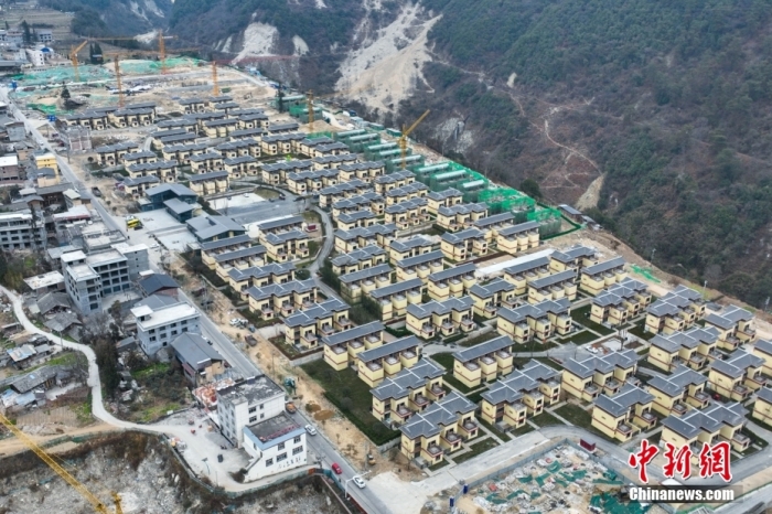 圖為2月1日，瀘定磨西鎮(zhèn)震后重建的安置小區(qū)。(無人機(jī)照片)<a target='_blank' href='/'><p  align=