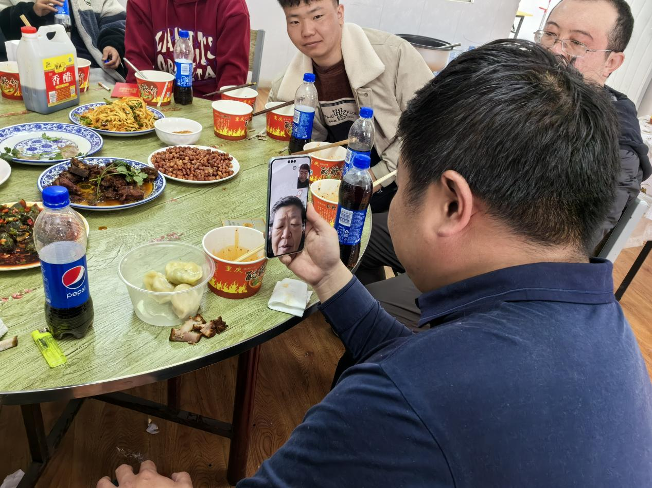 王玉琦與家人視頻。王元明攝