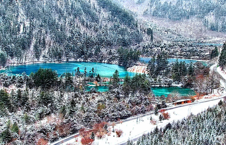 雪景中的海子。九管局供圖