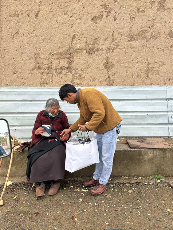 扎西奪爾登為困難群眾送去冬季御寒物資。阿壩州文明辦供圖