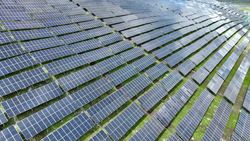 華電金川新能嘎斯都一期20萬(wàn)千瓦光伏項(xiàng)目。金川縣融媒體中心供圖