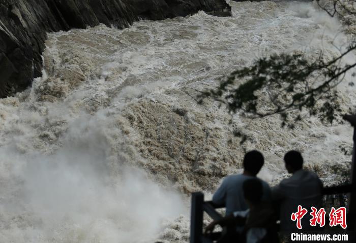 云南香格里拉虎跳峽景區(qū)江水澎湃吸引游客