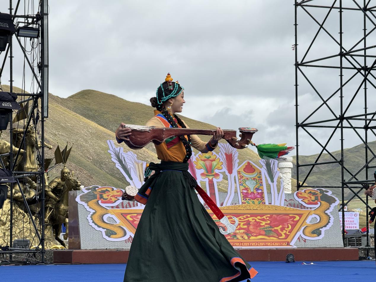 開幕式上文藝表演。甘德縣委宣傳部供圖