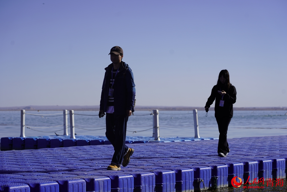游人漫步在可魯克湖。人民網(wǎng) 陳明菊攝