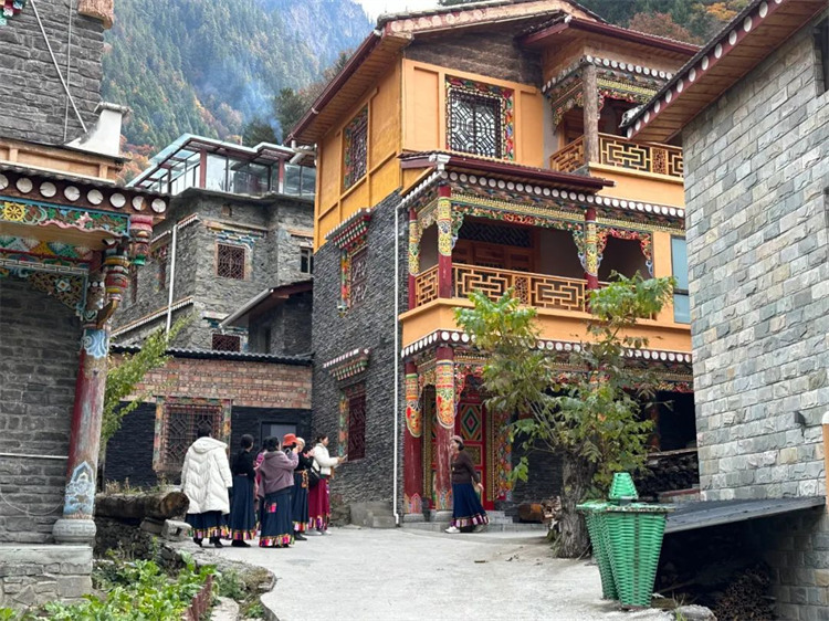 游客在民居打卡。黑水縣委宣傳部供圖