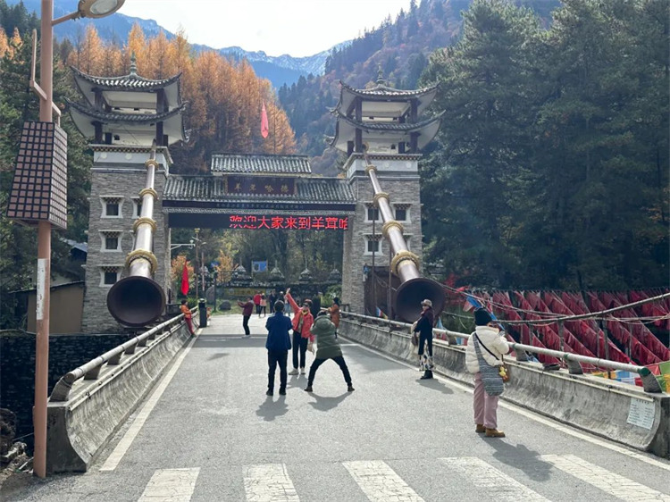 游客在羊茸哈德打卡。黑水縣委宣傳部供圖