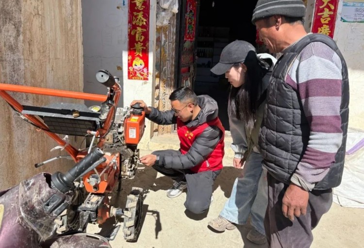 澤郎幫助村民檢查機械農(nóng)具。黑水縣融媒體中心供圖