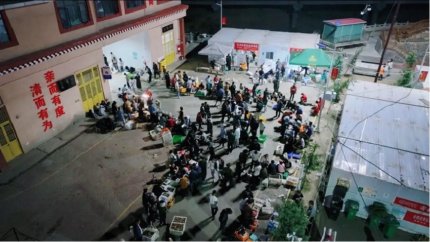 雅江松茸交易市場人聲鼎沸。雅江外宣供圖