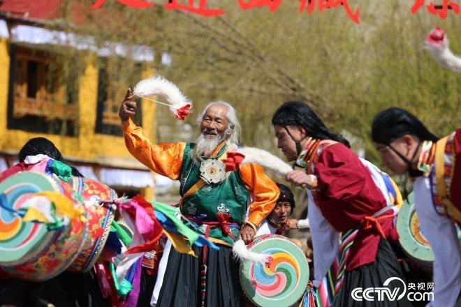 這里的人們，跳著從高原上長出來的久河卓舞，舞動人生，一代又一代。