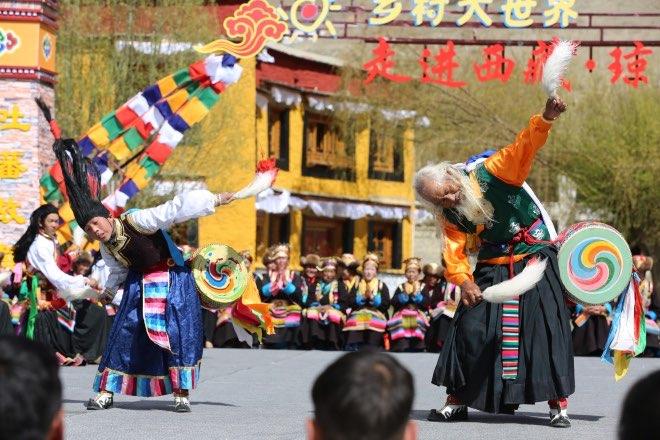 爺孫倆跳起舞來，鏗鏘有力。