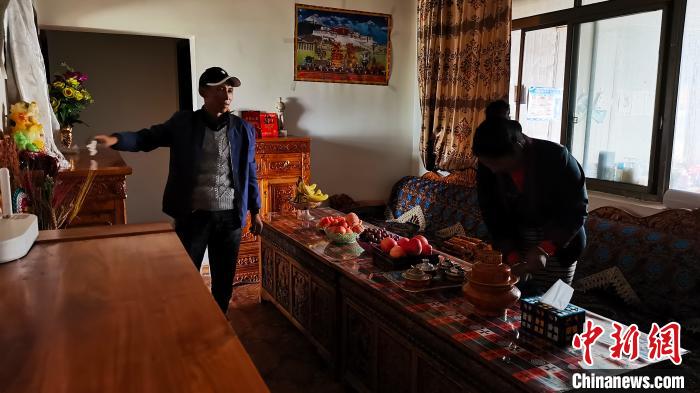 圖為群培和妻子在新家的客廳里?！垈?攝