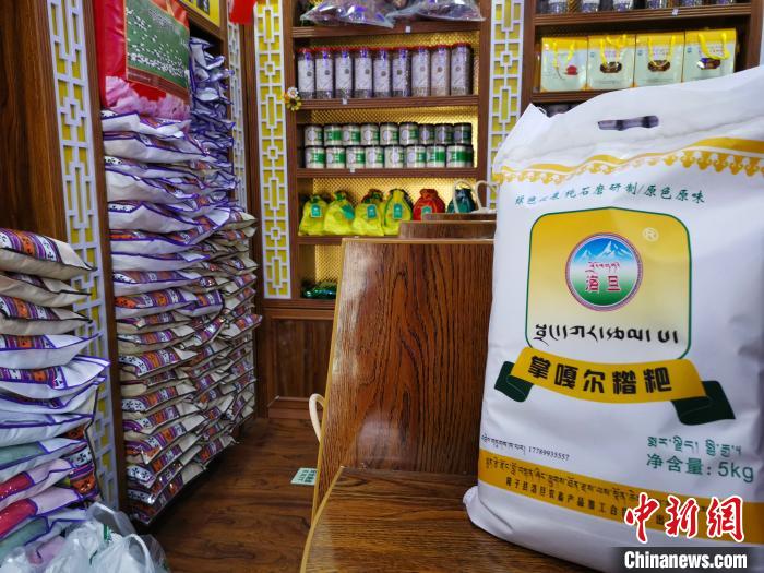 圖為洛桑旦增為自家青稞產品設計的商標與特色包裝?！垈?攝