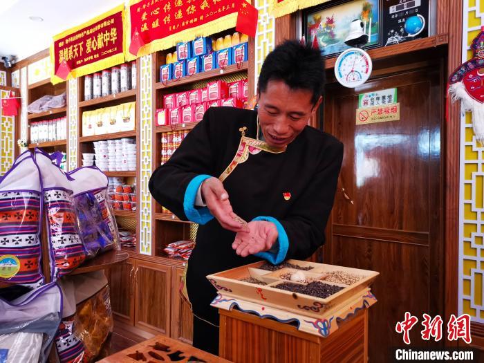 圖為洛桑旦增介紹青稞的功效?！垈?攝