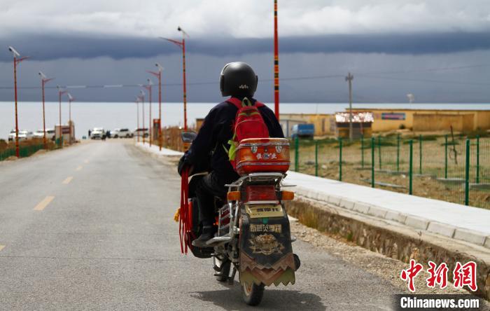 圖為白瑪從家中前往湖邊巡邏?！≮w朗 攝