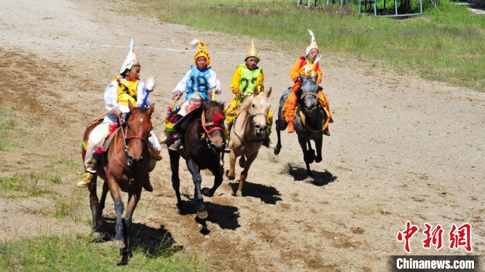 圖為少年騎手在比賽中?！垈?攝