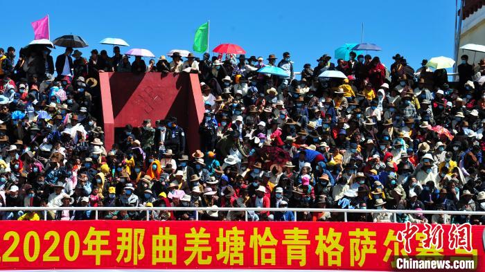 圖為當(dāng)日的比賽吸引了眾多觀眾?！垈?攝