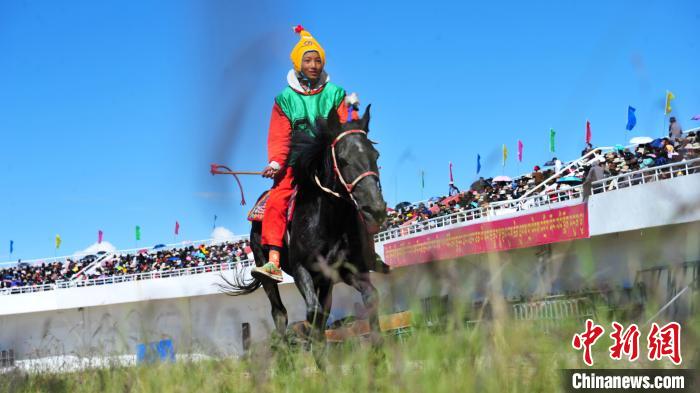 圖為少年騎手在比賽中?！垈?攝