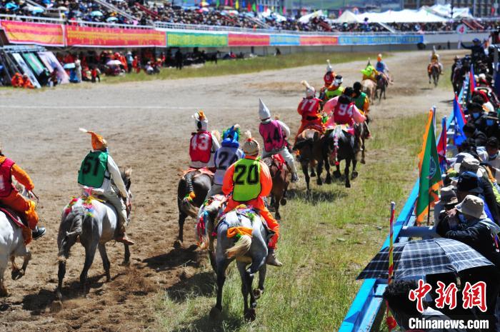 圖為少年騎手在比賽中?！垈?攝