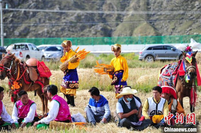 圖為等待登場(chǎng)的農(nóng)牧民演員?！垈?攝