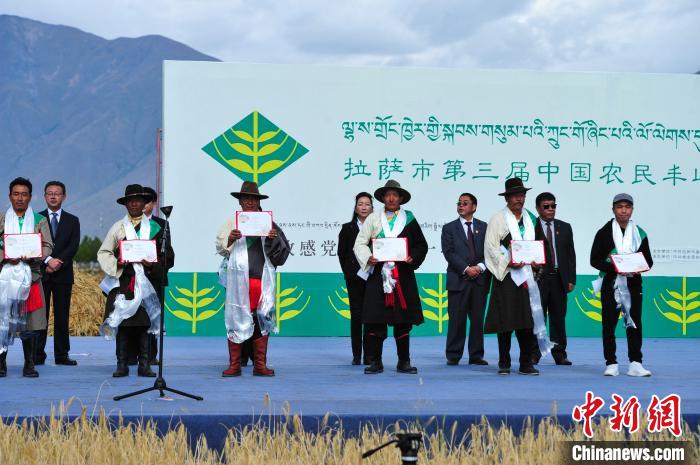 圖為活動(dòng)上獲得表彰的農(nóng)牧民?！垈?攝