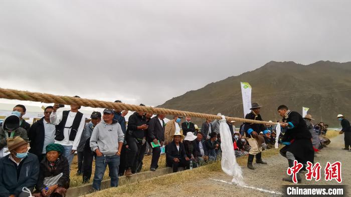 圖為當(dāng)日進(jìn)行的農(nóng)事趣味運(yùn)動(dòng)會(huì)?！垈?攝