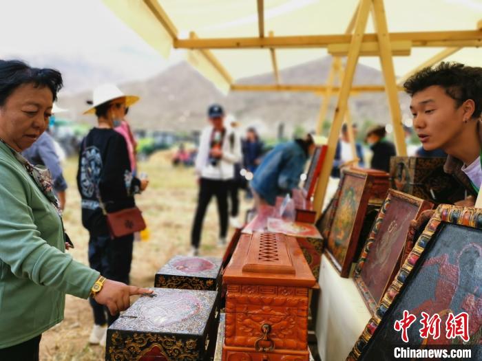 圖為拉薩市民在特色農(nóng)畜產(chǎn)品展示展銷會(huì)上選購(gòu)商品。　張偉 攝