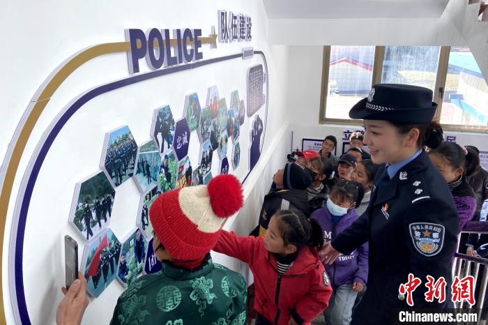 山南邊境管理支隊(duì)勒布邊境派出所舉行警營(yíng)開放日活動(dòng)，邀請(qǐng)駐地民眾進(jìn)警營(yíng)，了解民警工作生活。　莊冀 攝