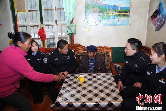 亞東出入境邊防檢查站民警走訪慰問轄區(qū)困難群眾?！堄陱?qiáng) 攝