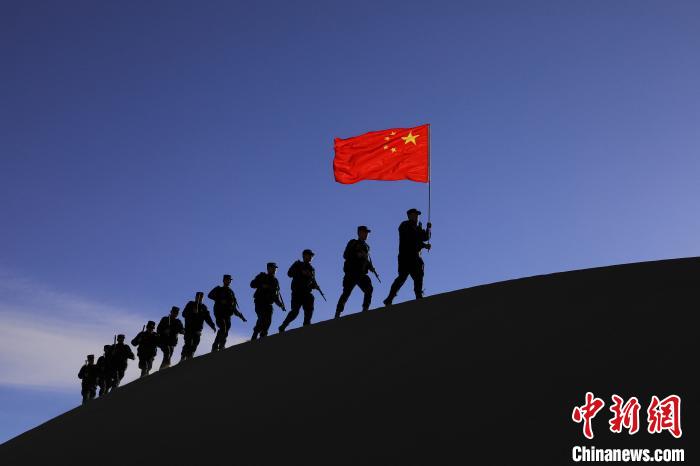 日喀則邊境管理支隊(duì)幾腳橋邊境檢查站民警在轄區(qū)開展巡邏工作?！↓埿▲P 攝