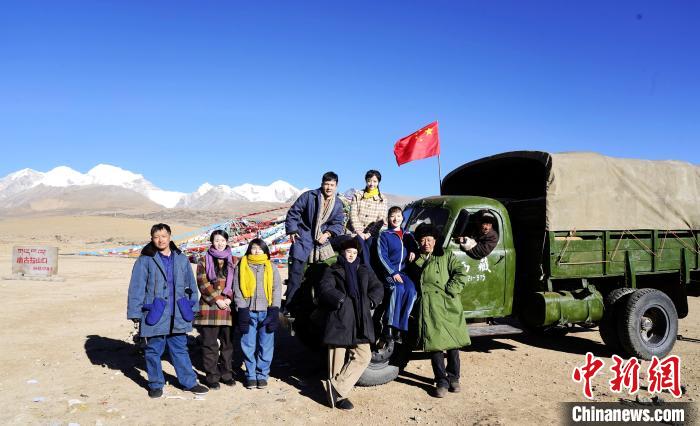 圖為電影《雪域青春》主創(chuàng)團(tuán)隊(duì)在西藏唐古拉山拍攝點(diǎn)?！z制組供圖 攝