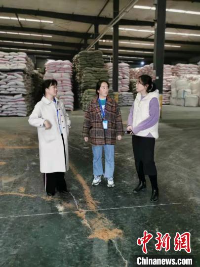 圖為次仁措姆(中)正在開展街道工作。<a target='_blank' ><p  align=