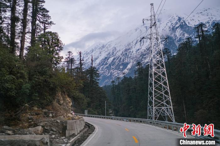 目前唯一進(jìn)出墨脫的公路波墨公路?！『闻罾?攝