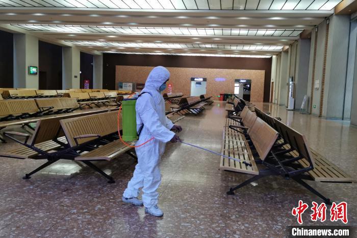 圖為拉薩車站工作人員在候車室進(jìn)行消毒?！±詈Ｐ?攝